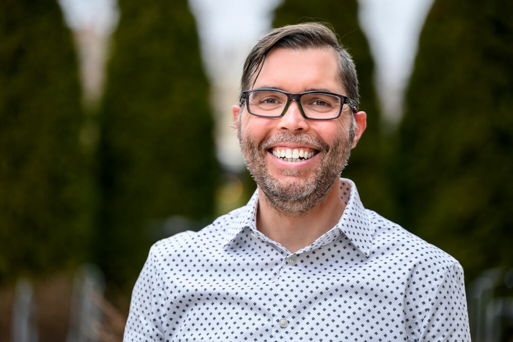 Headshot of Mark Vareschi outside